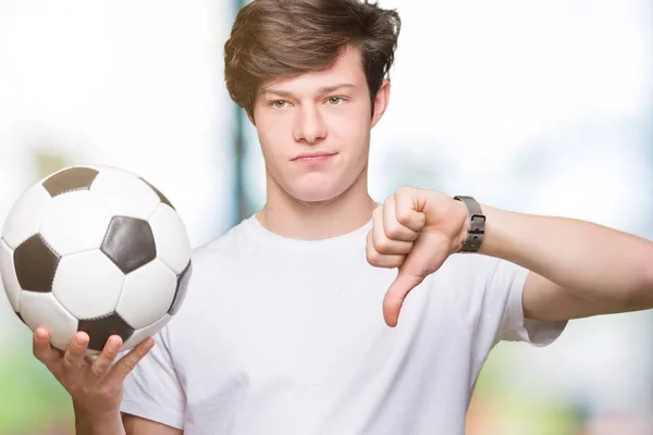 Jovem Segurando Bola Futebol Sobre Fundo Isolado Com Rosto Irritado — Fotografia de Stock