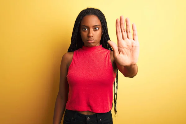 Mulher Afro Americana Vestindo Camiseta Casual Vermelha Sobre Fundo Amarelo — Fotografia de Stock