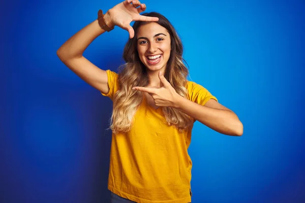 Junge Schöne Frau Gelbem Shirt Über Blauem Isoliertem Hintergrund Lächelnd — Stockfoto