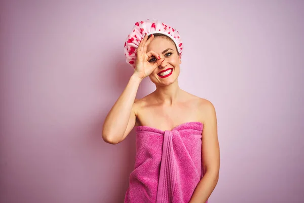 Jovem Mulher Bonita Vestindo Toalha Chapéu Banho Após Chuveiro Sobre — Fotografia de Stock