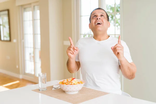 Hombre Mediana Edad Comiendo Arroz Casa Asombrado Sorprendido Mirando Hacia — Foto de Stock