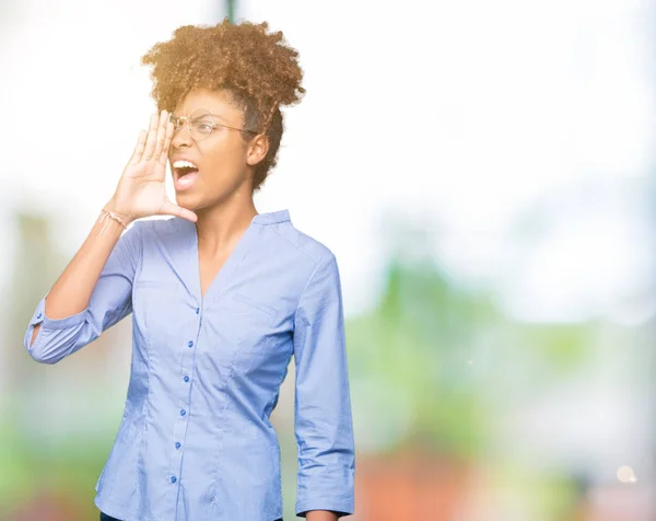 Mooie Jonge Afro Amerikaanse Zakenvrouw Geïsoleerde Achtergrond Schreeuwen Schreeuwen Luid — Stockfoto