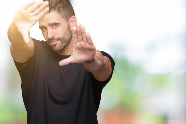 Jovem Homem Bonito Sobre Fundo Isolado Sorrindo Fazendo Quadro Usando — Fotografia de Stock