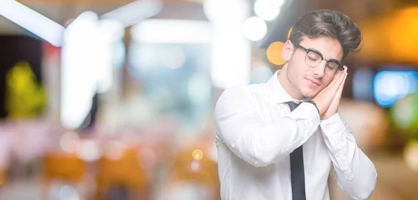 Joven Hombre Negocios Con Gafas Sobre Fondo Aislado Durmiendo Cansado —  Fotos de Stock