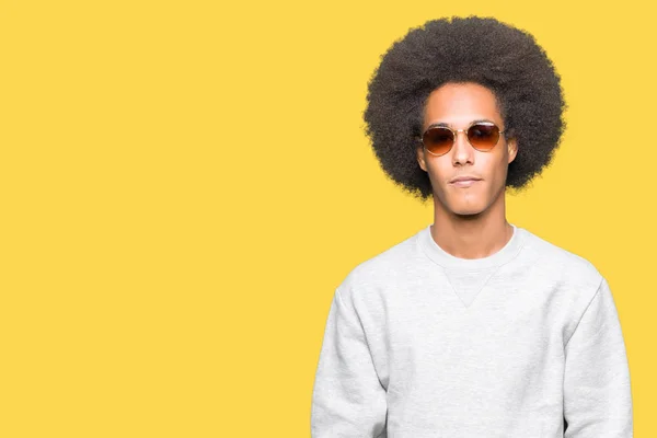 Unga Afroamerikanska Man Med Afro Hår Bär Solglasögon Med Allvarliga — Stockfoto