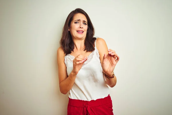 Giovane Bella Donna Che Indossa Shirt Piedi Sopra Sfondo Bianco — Foto Stock