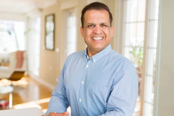 Hombre Mediana Edad Sonriendo Confiado Cámara Casa — Foto de Stock