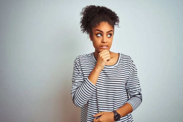 Afrikansk Amerikansk Kvinna Klädd Navy Randig Shirt Stående Över Isolerad — Stockfoto