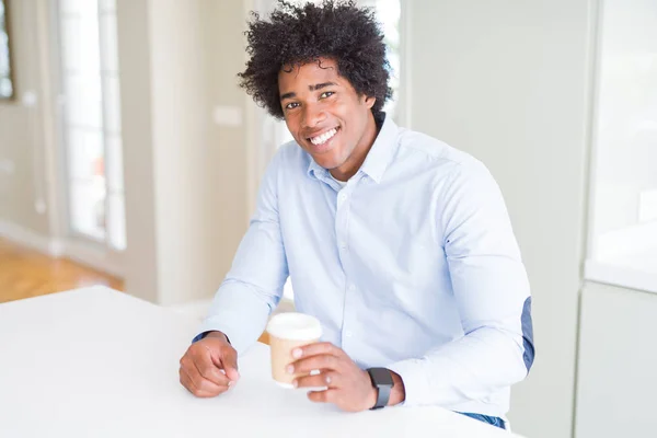 Афроамериканець Людина Афро Волосся Питної Забрати Чашку Кави Щасливою Особою — стокове фото