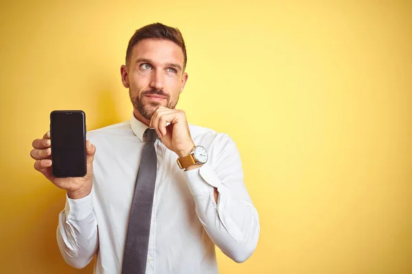 Jonge Knappe Business Man Tonen Smartphone Scherm Gele Geïsoleerde Achtergrond — Stockfoto