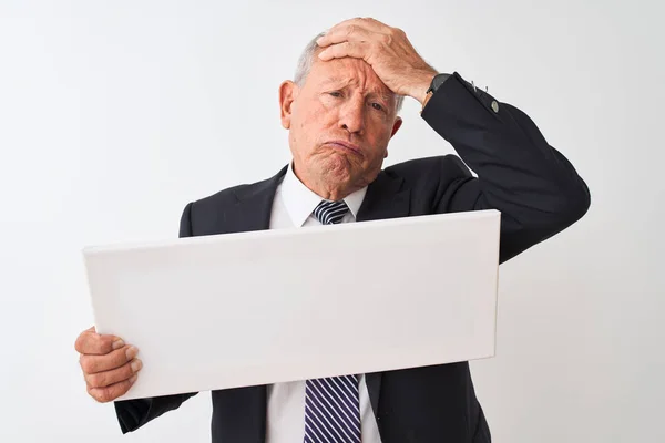 Hombre Negocios Mayor Con Traje Sosteniendo Pancarta Sobre Fondo Blanco — Foto de Stock