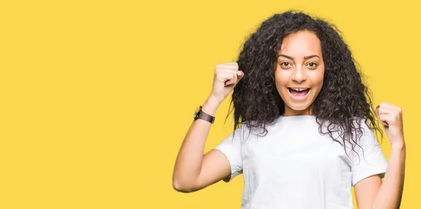 Menina Bonita Nova Com Cabelo Encaracolado Vestindo Shirt Branca Casual — Fotografia de Stock