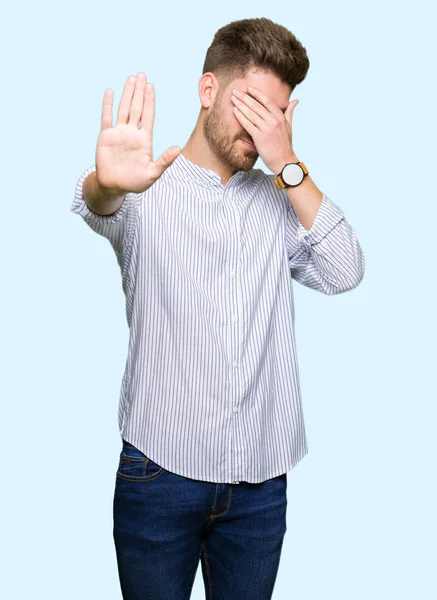 Junger Gutaussehender Mann Der Die Augen Mit Händen Bedeckt Und — Stockfoto