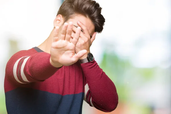 Genç Yakışıklı Adam Izole Elleriyle Gözlerini Kapsayan Arka Plan Stop — Stok fotoğraf