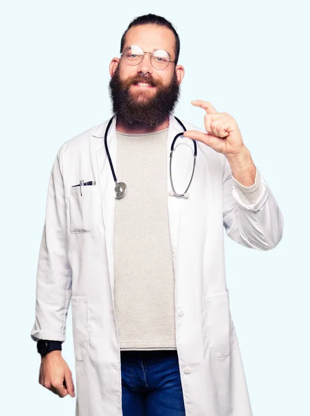 Giovane Uomo Medico Biondo Con Barba Indossa Cappotto Medico Sorridente — Foto Stock