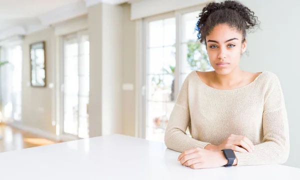 Hermosa Mujer Afroamericana Joven Con Pelo Afro Sentado Mesa Casa — Foto de Stock