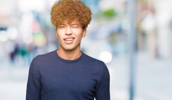 Joven Hombre Guapo Con Pelo Afro Guiño Mirando Cámara Con —  Fotos de Stock