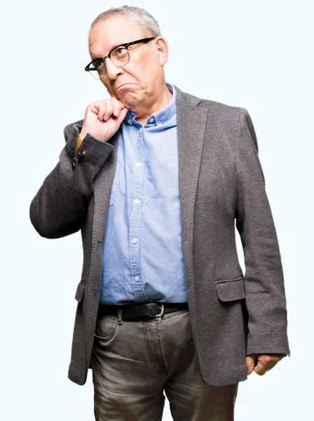 Gutaussehender Älterer Geschäftsmann Mit Brille Die Hand Kinn Und Nachdenklicher — Stockfoto