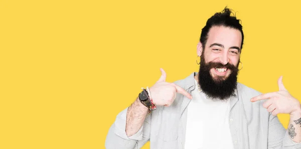 Jovem Com Cabelos Longos Barba Brincos Confiantes Com Sorriso Rosto — Fotografia de Stock