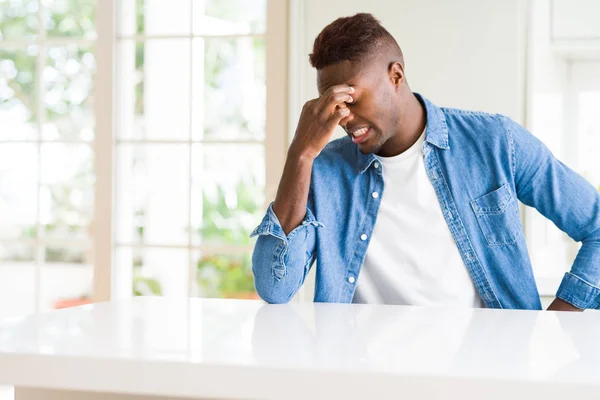 Knappe Afro Amerikaanse Man Thuis Moe Wrijven Neus Ogen Gevoel — Stockfoto