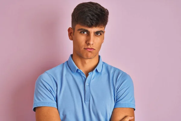 Hombre Indio Joven Con Polo Azul Pie Sobre Fondo Rosa — Foto de Stock