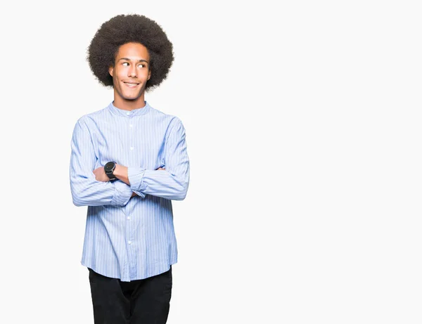 Joven Hombre Afroamericano Con Pelo Afro Sonriendo Mirando Lado Mirando — Foto de Stock
