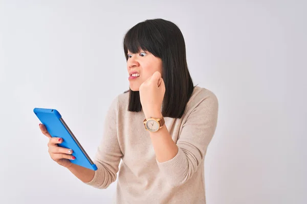 Schöne Chinesin Mit Blauer Tablette Steht Über Isoliertem Weißem Hintergrund — Stockfoto