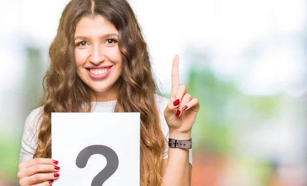 Jonge Volwassen Vrouw Bedrijf Papier Met Vraag Mark Verrast Met — Stockfoto