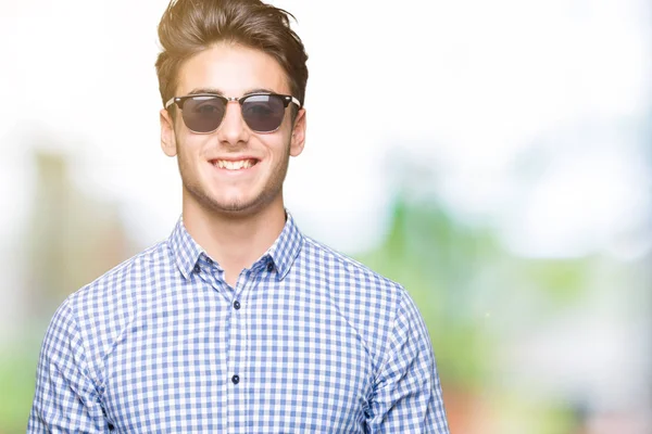 Joven Hombre Guapo Con Gafas Sol Sobre Fondo Aislado Con —  Fotos de Stock