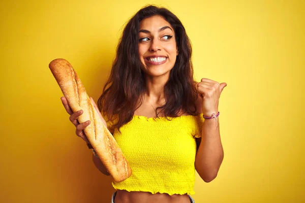 Ung Vacker Baker Kvinna Håller Bröd Stående Över Isolerad Gul — Stockfoto