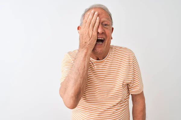 Senior Uomo Dai Capelli Grigi Indossa Shirt Righe Piedi Sopra — Foto Stock