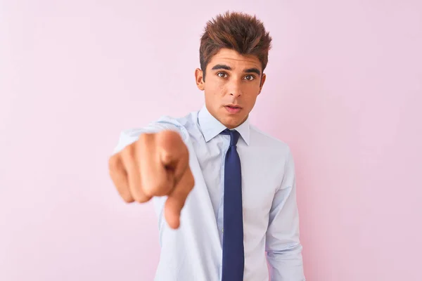 Jovem Empresário Bonito Vestindo Camisa Gravata Sobre Fundo Rosa Isolado — Fotografia de Stock