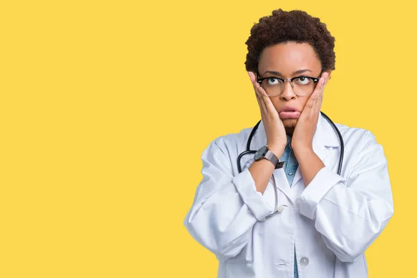 Mujer Joven Afroamericana Médica Que Usa Abrigo Médico Sobre Fondo — Foto de Stock