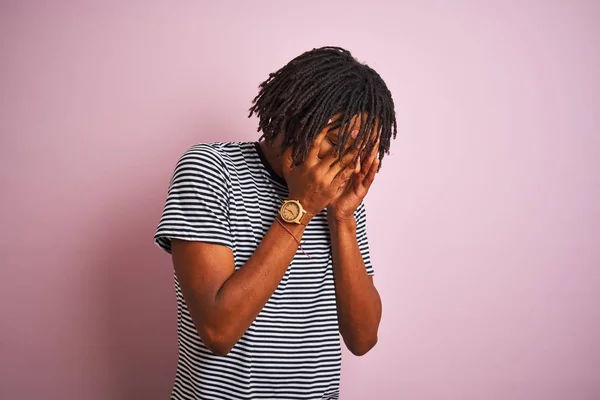 Homem Afro Com Dreadlocks Vestindo Marinho Listrado Shirt Sobre Fundo — Fotografia de Stock