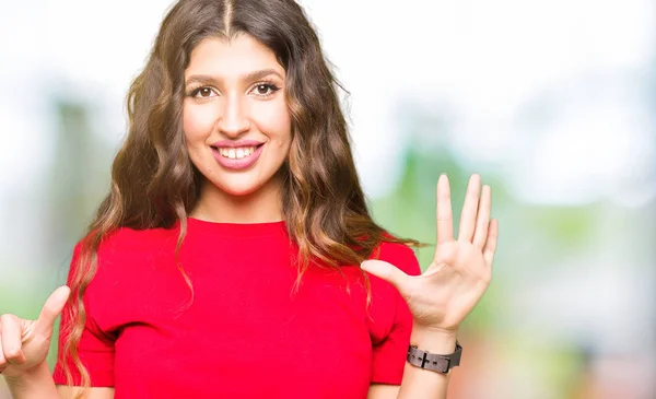 Gösterilen Parmakları Ile Işaret Rahat Shirt Giyen Genç Güzel Kadın — Stok fotoğraf