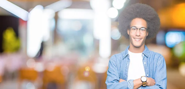 Młody Człowiek African American Afro Włosów Noszenia Okularów Szczęśliwy Twarz — Zdjęcie stockowe