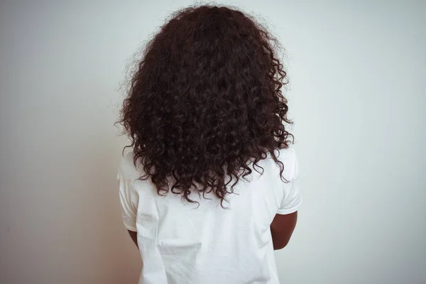 Zole Beyaz Arka Plan Üzerinde Duran Shirt Giyen Genç Afro — Stok fotoğraf