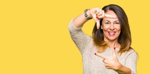 Mulher Meia Idade Bonita Vestindo Camisola Moda Sorrindo Fazendo Moldura — Fotografia de Stock