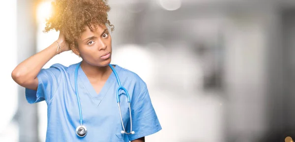 Jovem Afro Americana Médica Mulher Sobre Fundo Isolado Confundir Perguntar — Fotografia de Stock