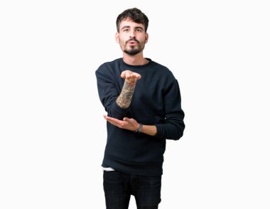 Yakışıklı delikanlı bir öpücük el ile güzel ve seksi olmak hava üfleme kamera bakarak izole arka plan üzerinde. Aşk ifade.