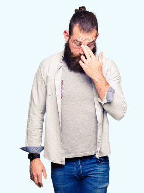 Gözlük yorgun sürtünme burun ve göz yorgunluğu ve baş ağrısı duygu giyen genç sarışın adam. Stres ve hayal kırıklığı kavramı.