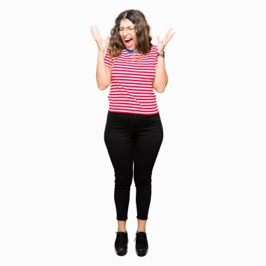 Kızgın ve silah ile başarı için deli kutluyor gözlük takan genç güzel kadın kaldırdı ve heyecanlı çığlık gözler kapalı. Kazanan kavramı