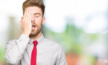 Genç yakışıklı iş adamı Yawning yarım yüz, göz ve ağız el ile kapsayan yorgun. Acı yüzü acıyor.