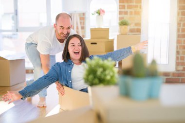 Komik ve çılgın çift bir araba olarak bir cardboad kutusu sürme eğlenin