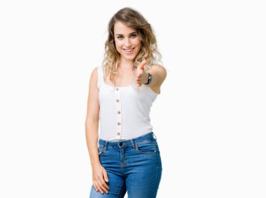 Genç güzel sarışın kadın dostu sunan el sıkışma tebrik ve davet edici olarak gülümseyen izole arka plan yüzünden. Başarılı iş.