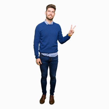 Mutlu yüz zafer işareti yaparken kameraya göz kırpıyor ile gülümseyen genç yakışıklı iş adam. İki numaralı.