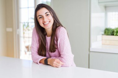 Güzel genç esmer kadın gülümseyen neşeli görünümlü