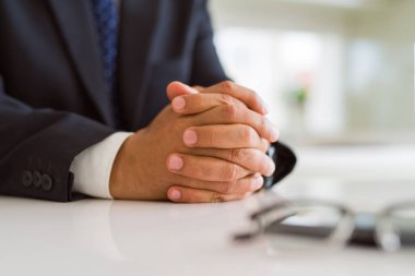 Adam elinde yakın çekim