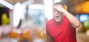 Orta yaş Arap adam izole arka plan çok mutlu ve gülümseyen uzakta el ile üzerine kafa arıyorum. Arama kavramı.