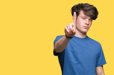 Mavi t-shirt üzerinde izole giyen genç yakışıklı adam arka plan işaret parmağını ve kızgın ifade ile